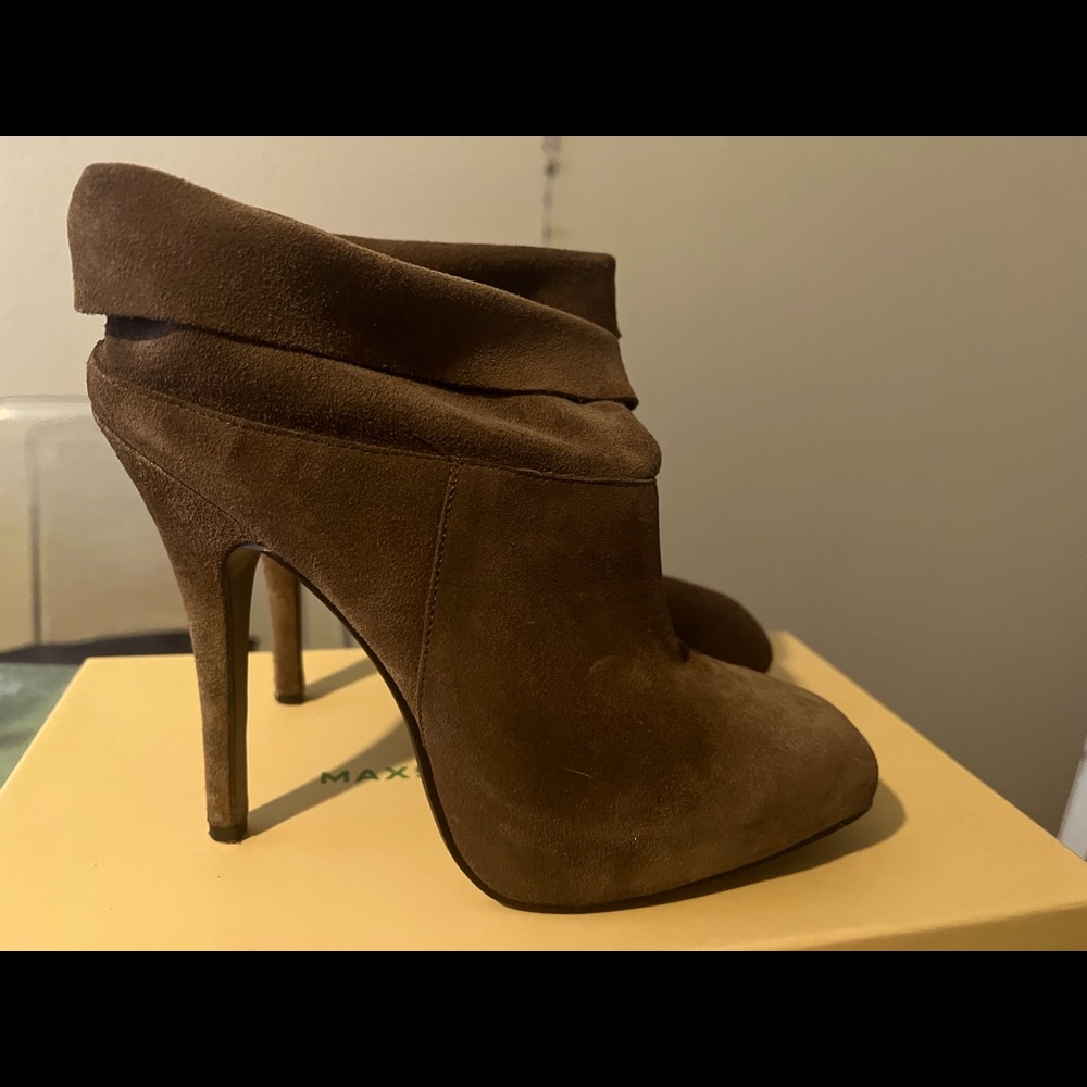 Maxstudio heel 5.5in the color is Olive-CS calf-sue material size 8 1/2